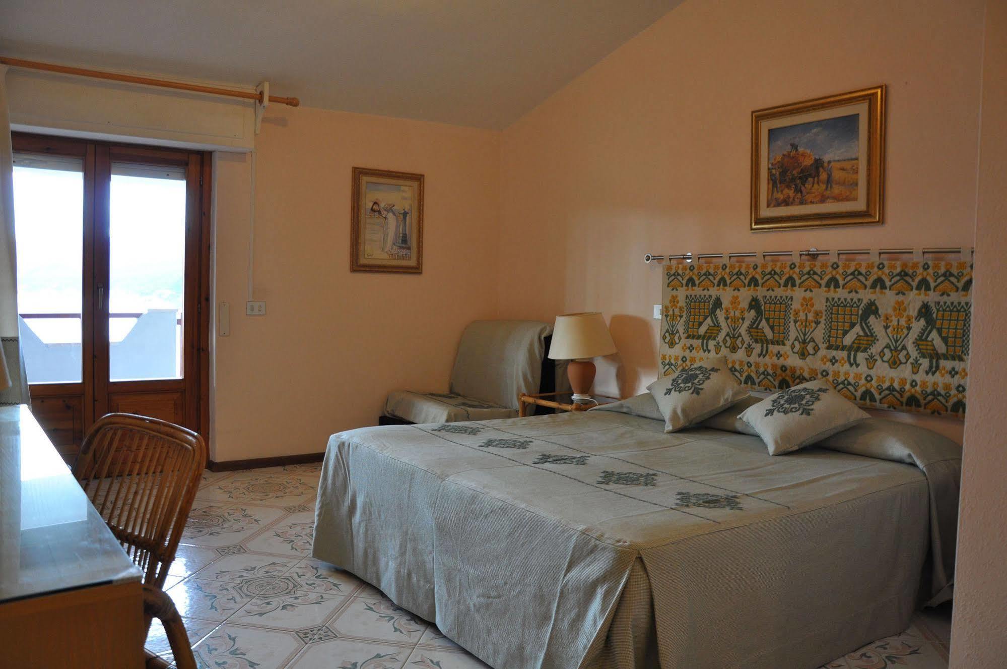 Hotel L'Oasi Кала Гононе Екстериор снимка